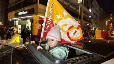 Şampiyonluğu garantileyen sarı-kırmızılılar Uşak'ta şampiyonluk coşkusu yaşadı