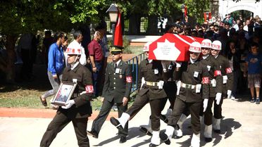 Şehit annesi: 'Benim oğlum burada yatarken Anneler Günü gelmiş neyimize bizim'