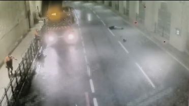 Taksim'de motosikletiyle duvara çarpan Ömer'in hayatını kaybettiği kaza kamerada