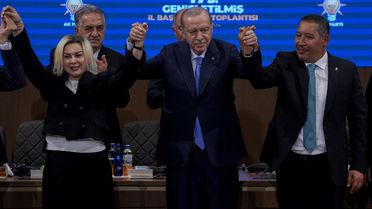 Afyonkarahisar'da Burcu Köksal ile birlikte 8blediye meclis üyesi AK Parti'ye geçti