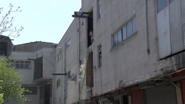 Bayrampaşa'da tekstil atölyesinde yangın, işyeri kullanılamaz hale geldi