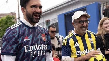 Hamdi Ulukaya Fenerbahçe forması giydi, New York sokaklarında top oynadı
