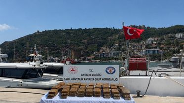 Alanya'da kıyıya vuran paketten 40 kilo uyuşturucu çıktı