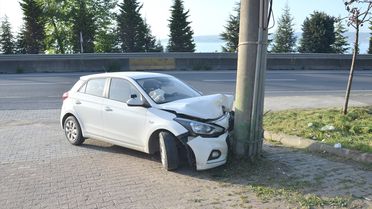 Karamürsel'de Elektrik Direğine Çarpan Otomobilde 3 Yaralı