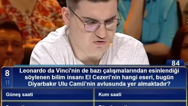 Leonardo da Vinci'nin de bazı çalışmalarından esinlendiği söylenen bilim insanı El Cezeri'nin hangi eseri, bugün Diyarbakır Ulu Camii'nin avlusunda ye