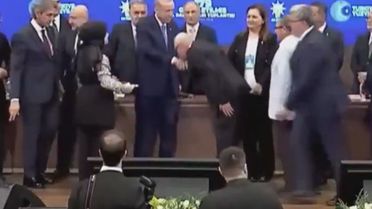 Rozeti taktı, Cumhurbaşkanı Erdoğan'ın elini öptü