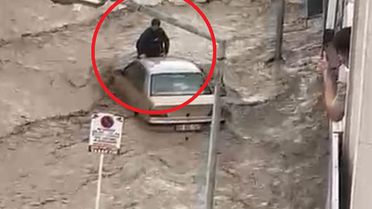 Havza'da sel sularına kapılan genç, aracın üzerinde hayata tutundu