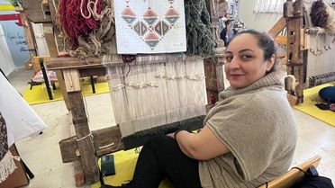 Seccadesini dokuma amaçlı gittiği kurs için 80 kilometre yol kat ediyor