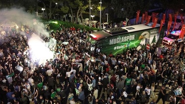 Şehir yandı! Şampiyon olan takımlarını krallar gibi karşıladılar