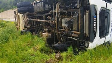 Reşadiye'de Çöp Kamyonu Devrildi