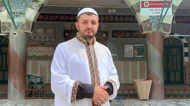 Camide kalp krizi geçirip yere yığıldı, imam kalp masajıyla hayata döndürdü