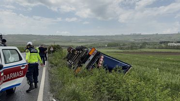 Arnavutköy'de TIR Devrildi