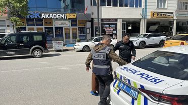 Polisten Yaşlı Kadına Yardım