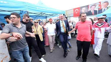 35 özel genç temsili askerlik uğurlamasında halay çekti