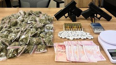 İstanbul'da Uyuşturucu Operasyonu: 2 Tabanca Ele Geçirildi