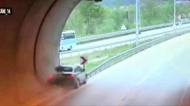 Amasya'da Otomobil Tünelde Bariyerlere Çarptı