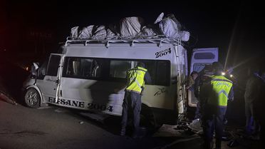 Aksaray'da Minibüs-Tır Çarpışması: 12 Yaralı