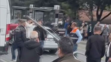 Bakırköy'de Kaza: Direk Araç Üzerine Devrildi