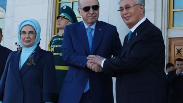 Cumhurbaşkanı Erdoğan Kazakistan'da! Resmi törenle karşılandı