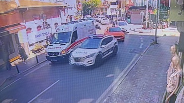 Yan bakma gerekçesiyle bıçaklama anı kamerada