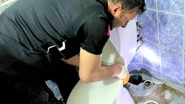 Klozete düşen yavru kedi itfaiye tarafından kurtarıldı