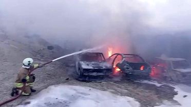 Konteyner yatakhanede başlayan yangında alevlerin sıçradığı 8 araç demir yığını haline geldi