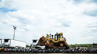 200’den fazla yasa dışı motosiklet buldozerle ezilerek imha edildi