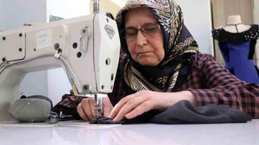 65 Yaşında Dikiş Kursuna Devam Eden Remziye Demir