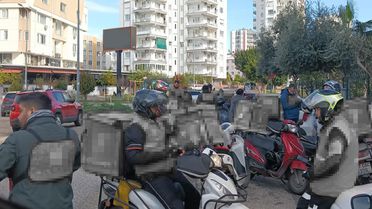 500 bin TL isteyip, kapısına onlarca kurye, nakliyeci, ambulans ve cenaze aracı gönderdiler