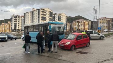 Erzurum'da otobüs-otomobil çarpıştı: 5 yaralı