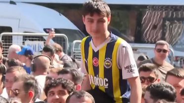 Fenerbahçeli taraftar, Galatasaray'ın şampiyonluk kutlamasına katıldı