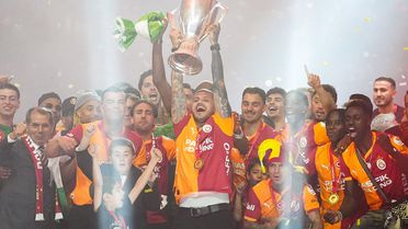 Galatasaray 26. şampiyonluğunu kutluyor! Sarı-kırmızılılar kupasını kaldırdı