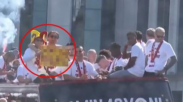 Galatasaray'da şampiyonluk kutlaması başladı! Torreira ve Yunus'tan dikkat çeken pankart