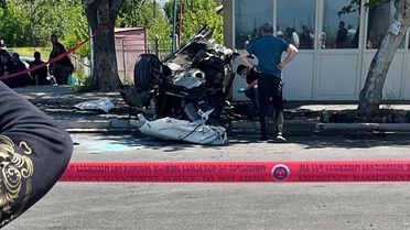Gürcistan'ın doğusunda bulunan Gardabani kentinde ağaca çarpan otomobilin hurdaya döndüğü kazada 20 yaşın altındaki 7 kişi hayatını kaybetti. Feci kaza çevredeki güvenlik kameralarına yansıdı.