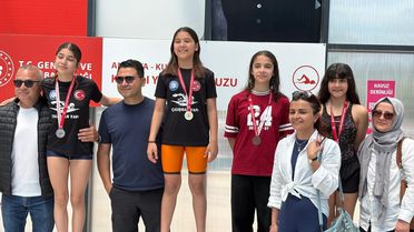Kumluca'da Yüzme Yarışları Heyecanı