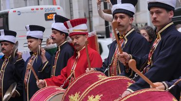 New York'ta 43. Türk Günü Yürüyüşü öncesi bayrak çekme töreni
