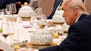 Şi masadan kalktı, Trump dayanamayıp gizlice defterini karıştırdı