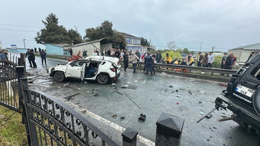 Takla atan cip, karşı şeritteki başka bir cipin üzerine düştü: 1 ölü, 7 yaralı