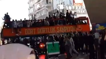 Galatasaray’ın takım otobüsü geçerken bir anda bağırmaya başladı: Hırsızlar, hırsızlık kutlanamaz