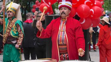 New York'ta 43. Türk Günü Yürüyüşü Öncesi Bayrak Çekme Töreni