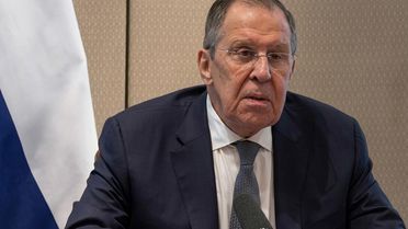 Rusya Dışişleri Bakanı Lavrov'dan gazeteciye tehdit: Bırakmazsan sana silah çekecekler