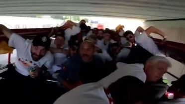 Şoföre tepki yağıyor! İşte Galatasaraylı futbolcuların ölümden döndüğü anlar
