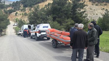 Kız çocuğu kazanın şokuyla kendini çaya attı, akıntıya kapılıp kayboldu
