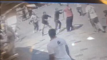 Taksim'de kazmalı kavga: 2 kişi gözaltına alındı