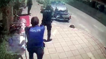 Çorlu'daki polis şehit eden saldırganın yakalanma anı kamerada