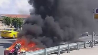 Zeytinburnu'nda Motosikletten Yangın Çıktı
