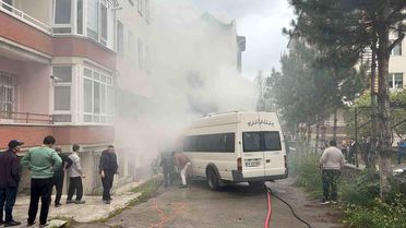 Çorum'da kamelyada çıkan yangın araçlara sıçradı
