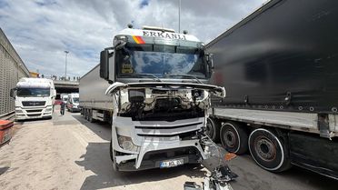 Eskişehir'de Kaza: TIR Otomobili Sıkıştırdı