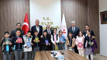 Oltu'daki Öğrencilerden Kaymakam'a Ziyaret