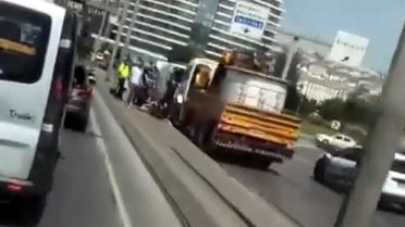 Avcılar'da Motosiklet TIR'a Çarptı